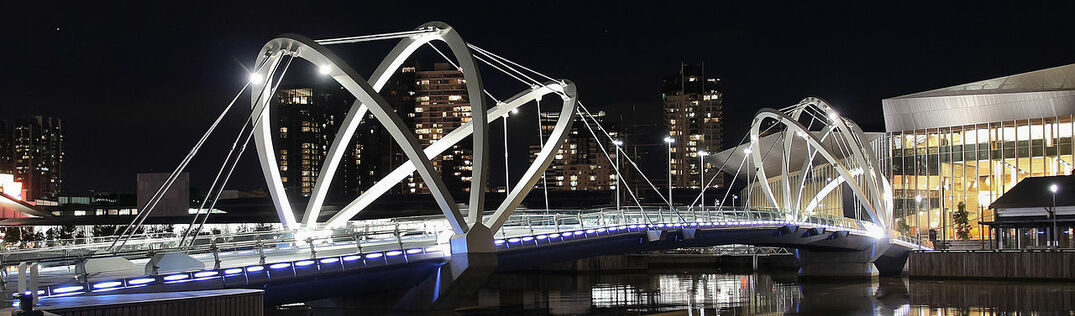 "Night View of Grimshaw Architects Seafarers Footbridge at South Wharf, Melbourne" CC BY-SA 2.0 DE by Donaldytong